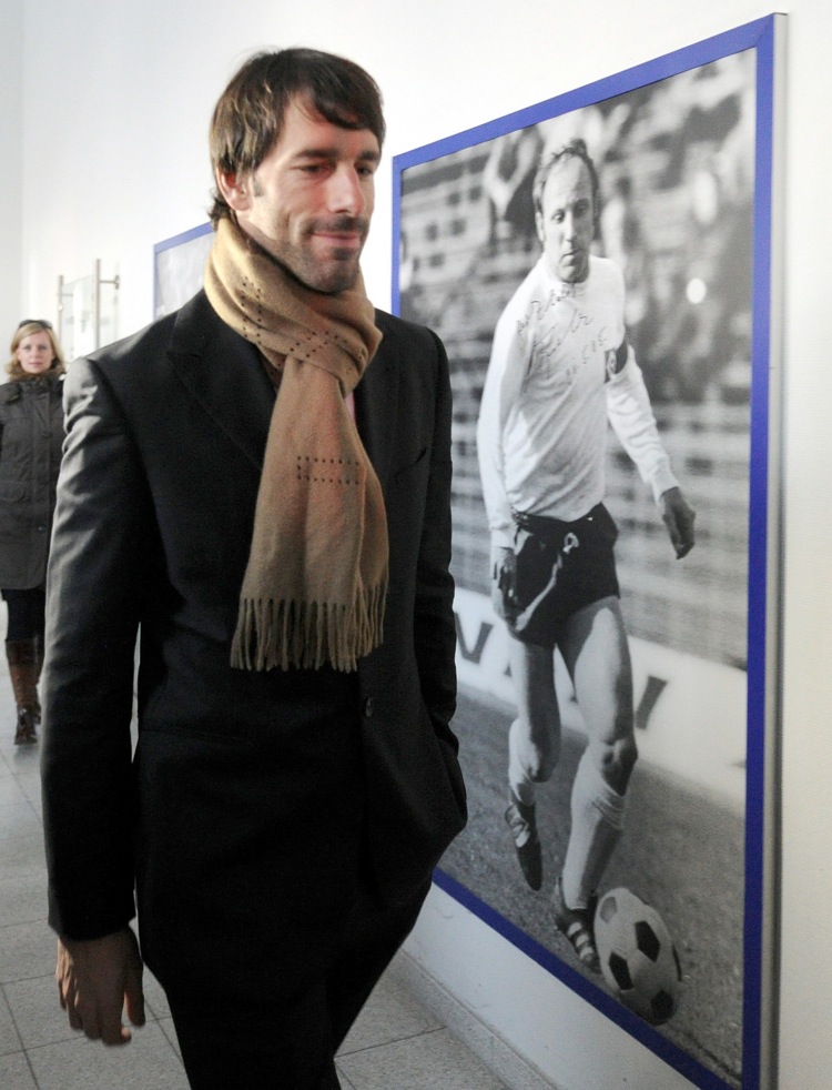 Ruud Van Nistelrooy Unveiled At Hamburg (With Photos) | Who Ate all the