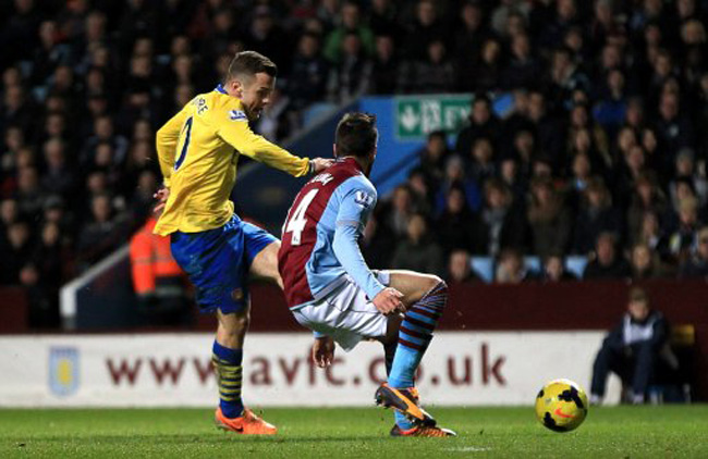 Soccer - Barclays Premier League - Aston Villa v Arsenal - Villa Park