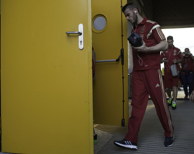 LEON, SPAIN - JUNE 11:  Goalkeeper David de Gea of Spain arrives at Reino de Leon Stadium before the international friendly match between Spain and Costa Rica on June 11, 2015 in Leon, Spain.  (Photo by Gonzalo Arroyo Moreno/Getty Images)