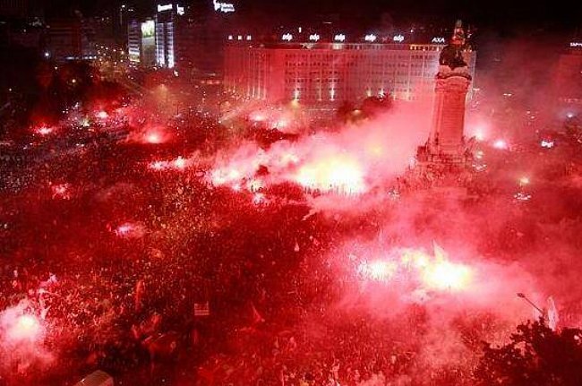 Snapshot Of The Day: Spectacular Scenes As 500,000 Benfica Fans Swarm