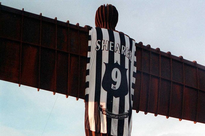 Retro Football: Newcastle Fans Dress ‘Angel Of The North’ Statue In